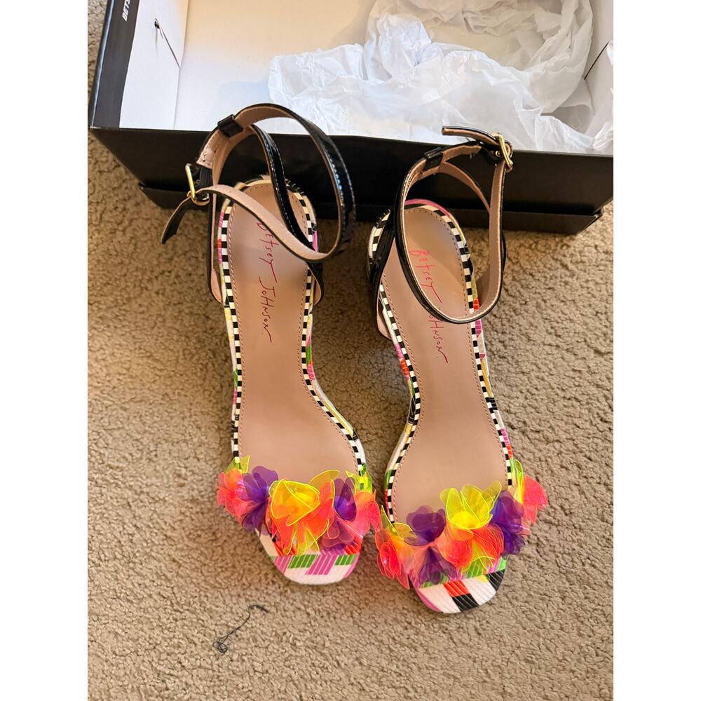 Betsey Johnson Flower Chunky Heel Sandal Size 9